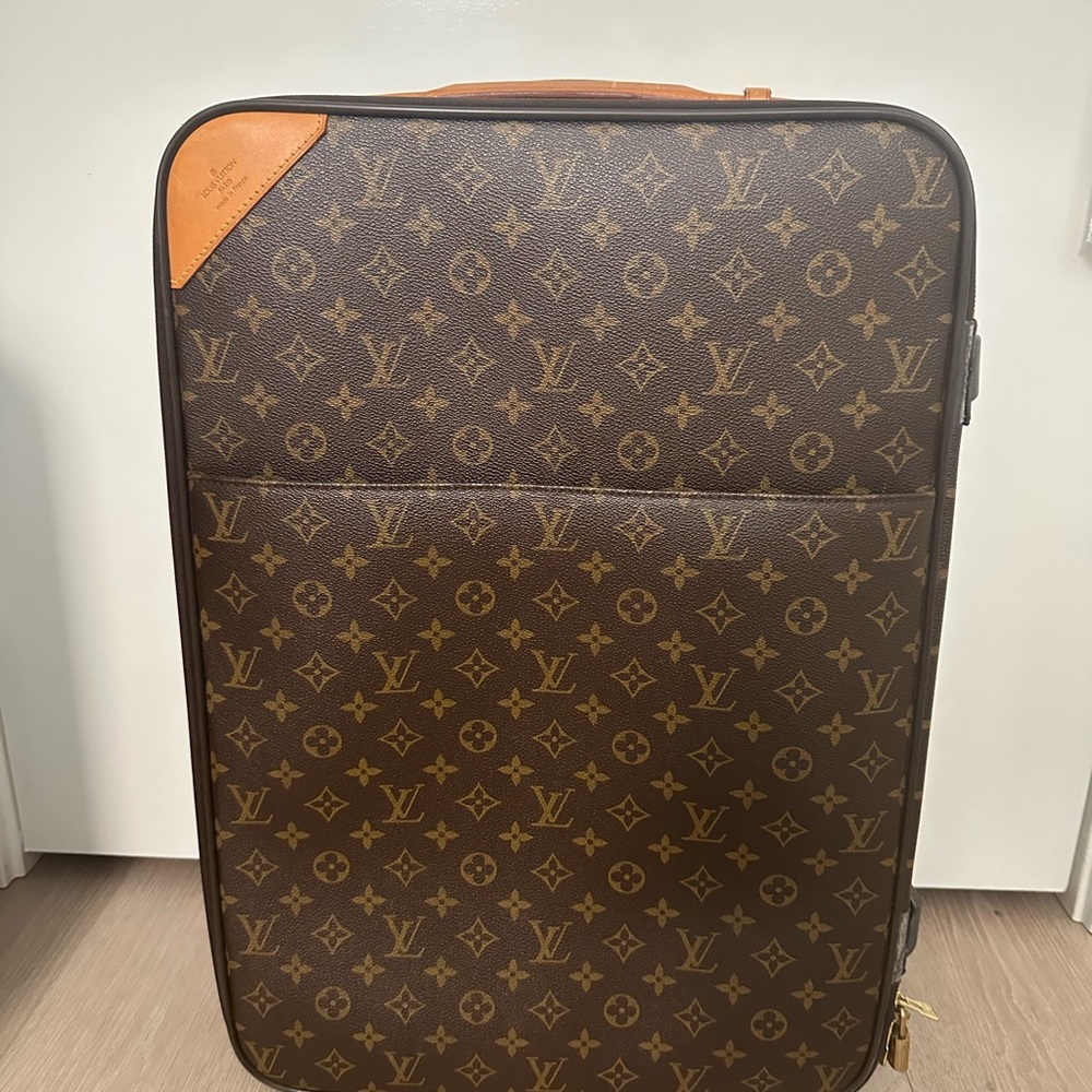 COPY - Louis Vuitton  luggage a worn out on the side? There’s a picture of it.